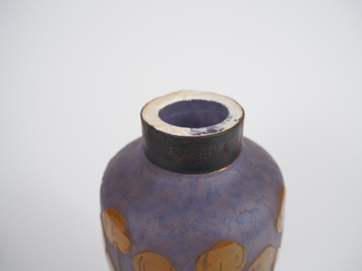 LE VERRE FRANCAIS. Pied de lampe "cerise". Signé (fel) H. 19 cm