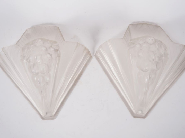 PETITOT.  Paire de verres d'appliques Art Déco en verre moulé Signés D