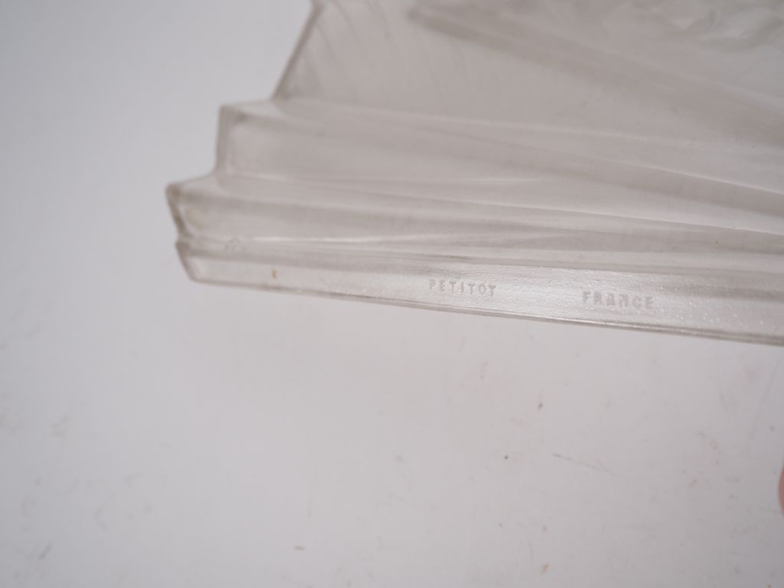 PETITOT.  Paire de verres d'appliques Art Déco en verre moulé Signés D