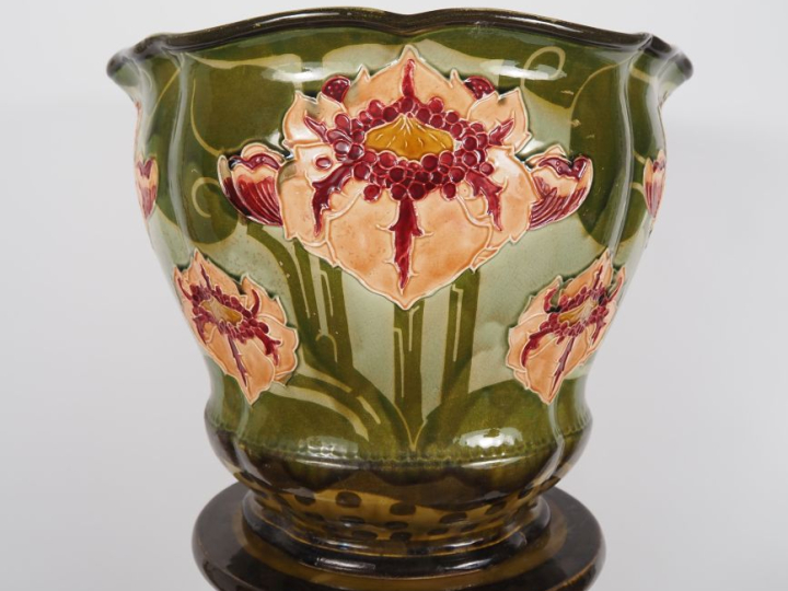 Cache pot Art nouveau et sa sellette en faience fine anglaise, à décor