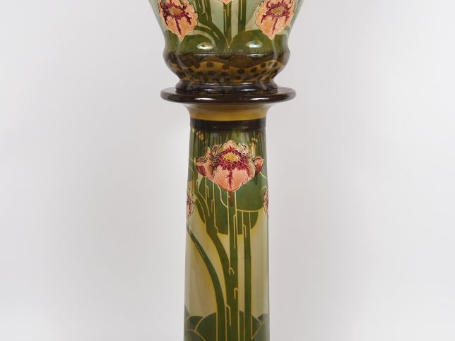 Cache pot Art nouveau et sa sellette en faience fine anglaise, à décor