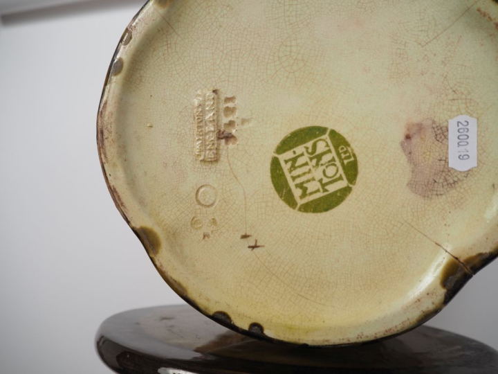 Cache pot Art nouveau et sa sellette en faience fine anglaise, à décor