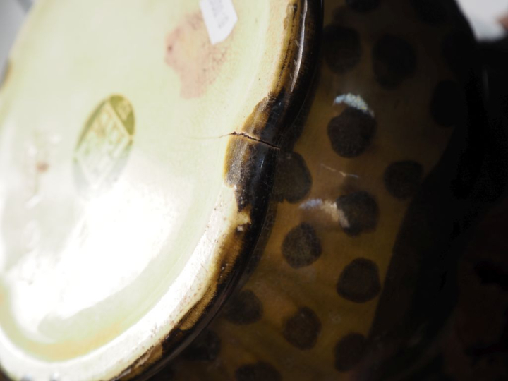 Cache pot Art nouveau et sa sellette en faience fine anglaise, à décor