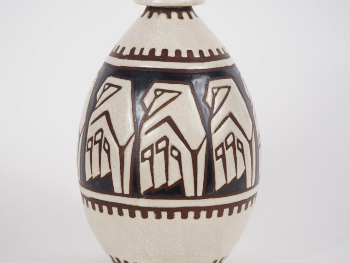Charles CATTEAU pour BOCH LA LOUVIERE.  Vase Art Déco en céramique, à 