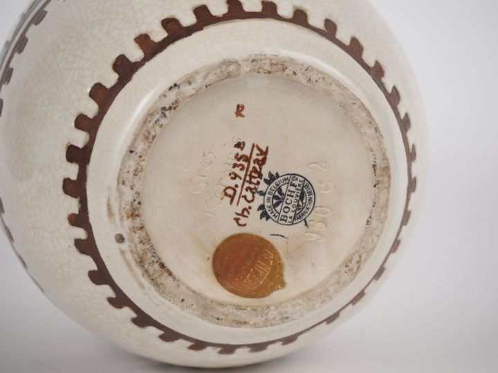 Charles CATTEAU pour BOCH LA LOUVIERE.  Vase Art Déco en céramique, à 