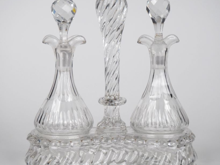 BACCARAT.  Huilier vinaigrier en cristal Signé H. 21,5 x 20 cm (égrenu