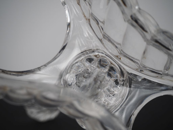 BACCARAT.  Huilier vinaigrier en cristal Signé H. 21,5 x 20 cm (égrenu