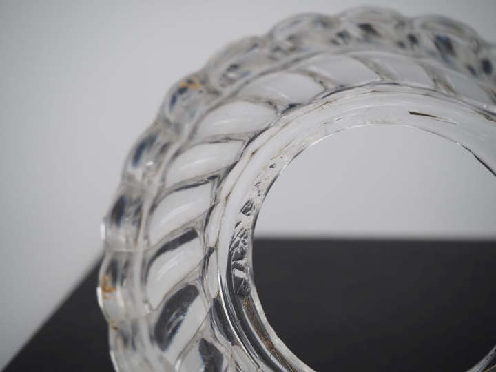 BACCARAT.  Huilier vinaigrier en cristal Signé H. 21,5 x 20 cm (égrenu