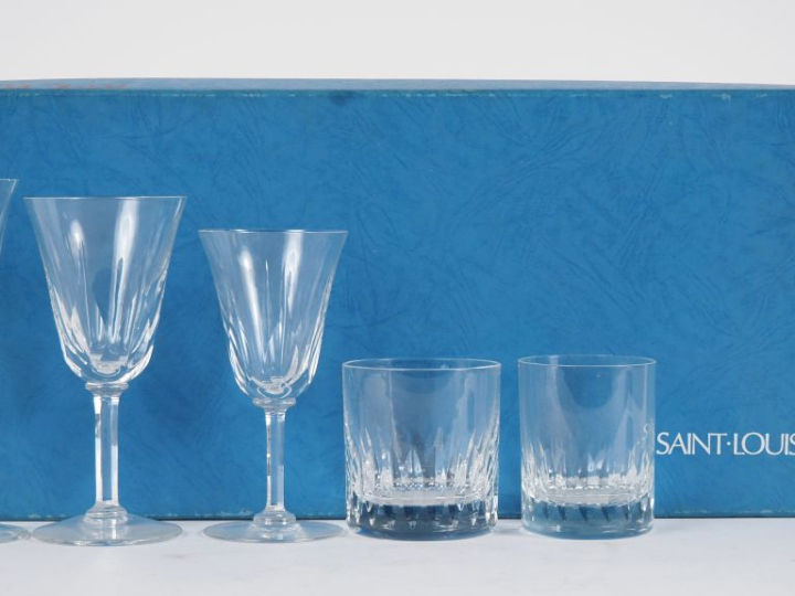 SAINT-LOUIS.  Service de verres en cristal comprenant : 6 flutes à cha