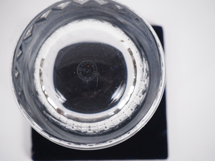 SAINT-LOUIS.  Service de verres en cristal comprenant : 6 flutes à cha