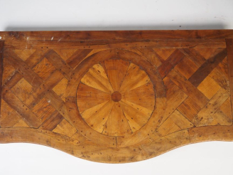 Vente aux enchères Estrade parquetée. Dim. 178 x 95 cm