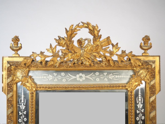 Vente aux enchères Glace à parecloses Napoléon III de style Louis XVI en stuc doré, petit