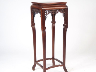 Vente aux enchères Sellette de style Extreme Orient en acajou mouluré, sculpté et ajouré.