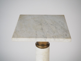 Vente aux enchères Sellette de style Empire en marbre blanc.  H. 113 cm  (manque un côté 