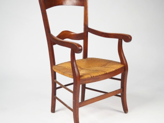 Vente aux enchères Fauteuil languedocien XIXème en merisier, assise paillée.