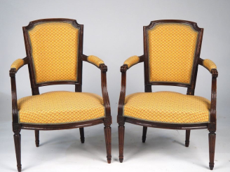 Vente aux enchères Paire de fauteuils cabriolet Louis XVI en bois naturel mouluré, garnit