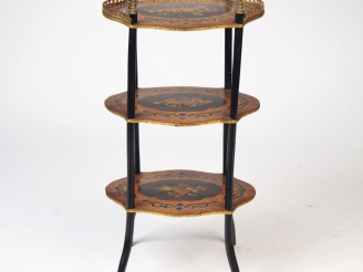 Vente aux enchères Guéridon Napoléon III, trois plateaux en marqueterie et bois noirci à 