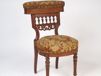 Vente aux enchères Chaise ponteuse Napoléon III en noyer, garniture de tapisserie. (pied 