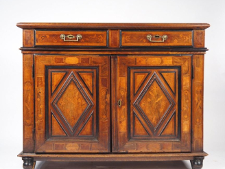 Vente aux enchères Buffet bas languedocien Louis XIII en noyer et marqueterie, à décor de