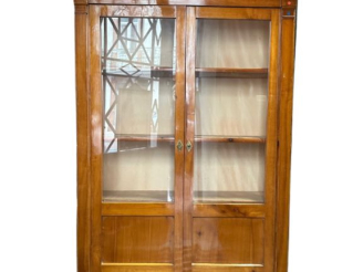 Vente aux enchères Bibliothèque de style Empire en merisier, ouvrant à deux portes vitrée