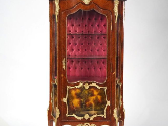 Vente aux enchères Vitrine de style Louis XV en vernis martin décor de paysage , riche or