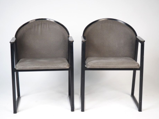 Vente aux enchères Jouko JARVISALO pour Inno. Paire de fauteuils en bois laqué noir, garn