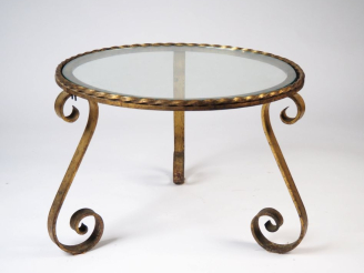 Vente aux enchères Table basse 1950 en fer forgé doré, piétement tripode en forme de cons