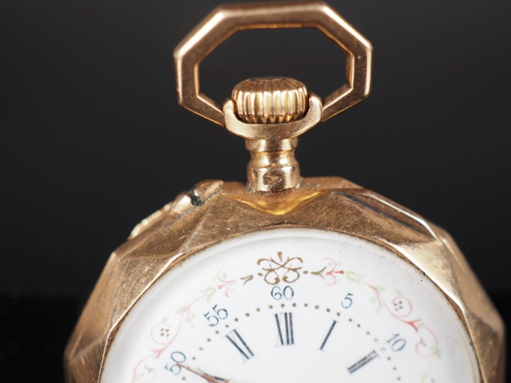 Montre de col Napoléon III en or jaune 750.  Cadran à chiffres romains