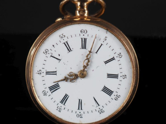 Vente aux enchères Petite montre de col Napoléon III en or jaune 750.  Cadran à chiffres 
