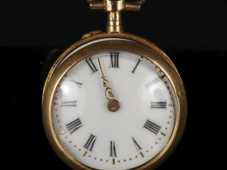 Vente aux enchères Petite montre de col de style Louis XVI en or jaune 750.  Cadran à chi