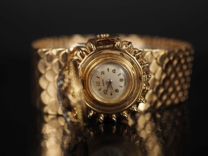 UTI Montre bracelet de dame à secret en platine et or jaune 750.  Ravi