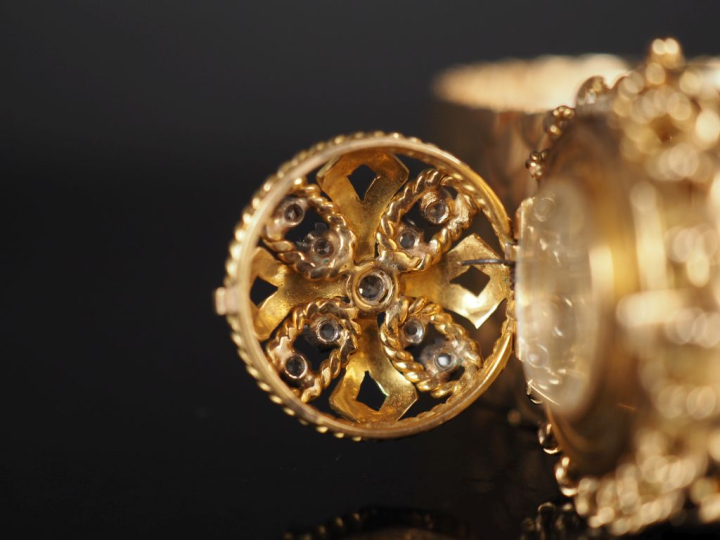 UTI Montre bracelet de dame à secret en platine et or jaune 750.  Ravi