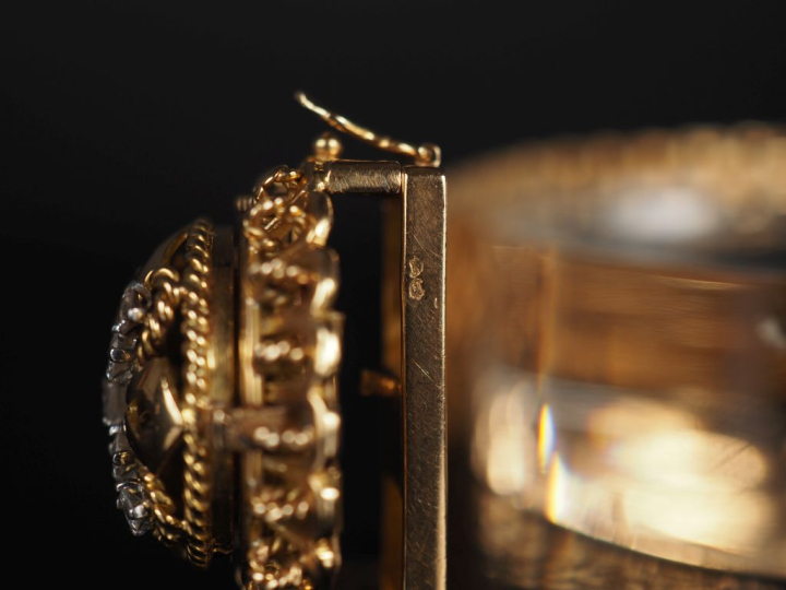 UTI Montre bracelet de dame à secret en platine et or jaune 750.  Ravi