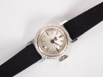 Vente aux enchères LIP N°94269 Montre bracelet de dame, boitier en or blanc 750.  Cadran 