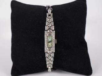 Vente aux enchères Montre bracelet de style Art déco en platine 850 et diamants.  Cadran 