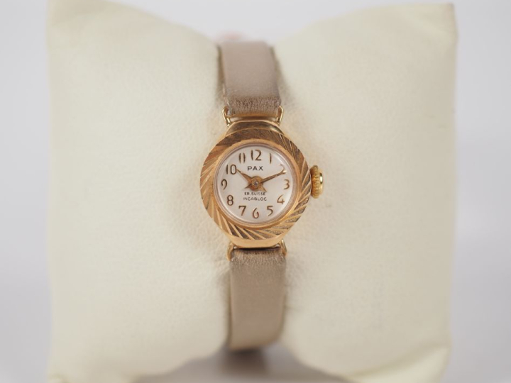 PAX N°7917 Montre bracelet de dame, boitier en or jaune 750.  Cadran r