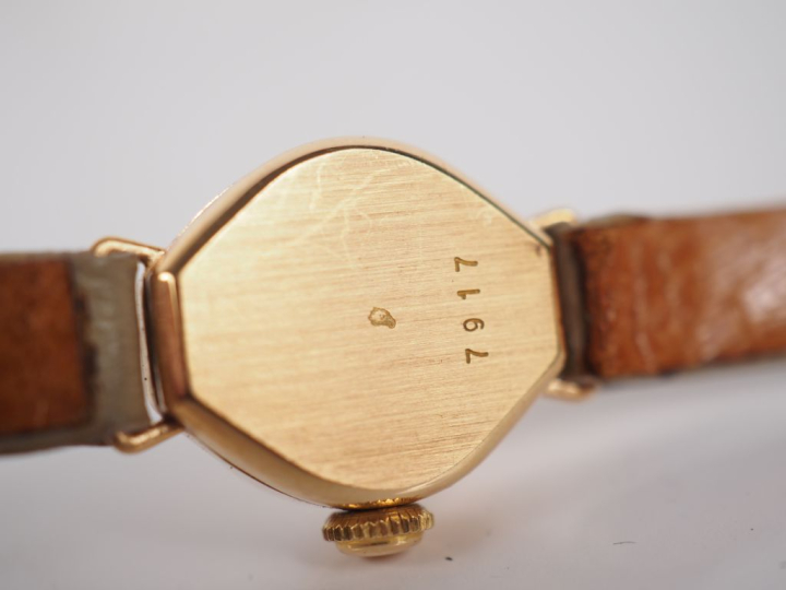 PAX N°7917 Montre bracelet de dame, boitier en or jaune 750.  Cadran r