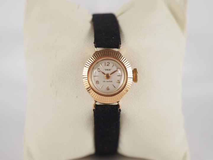 PAX N°2934 Montre bracelet de dame, boitier en or jaune 750.  Cadran r