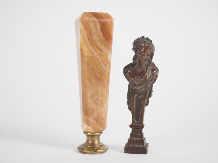 CLODION (d'après). Cachet biface en bronze à patine brune. Signé. H. 1