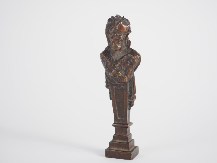 CLODION (d'après). Cachet biface en bronze à patine brune. Signé. H. 1