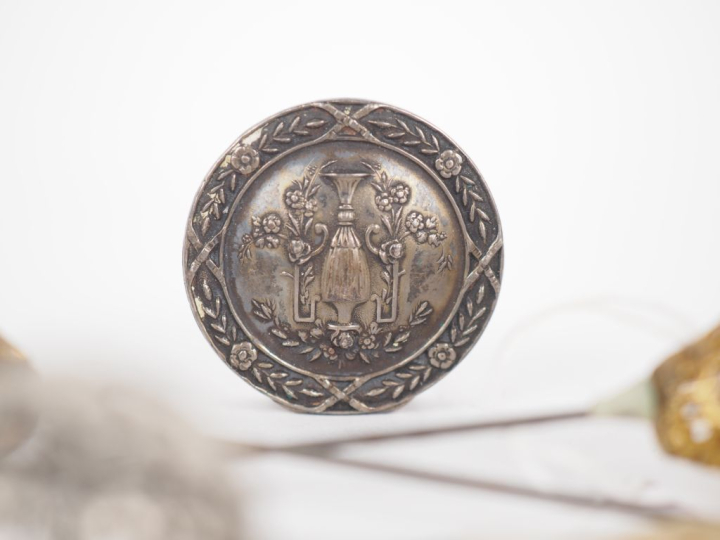Boîte à pilules de style Louis XVI en argent 925 à décor de vase à l'a
