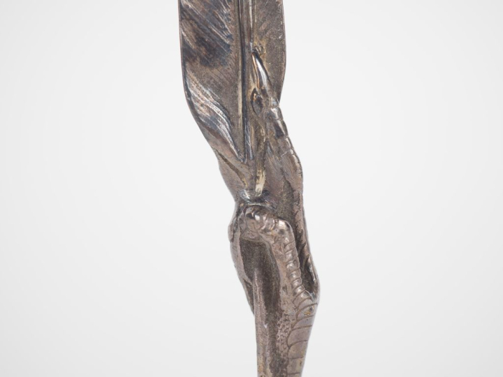 Ouvre-lettres en bronze argenté figurant une patte d'aigle. L. 24 cm.