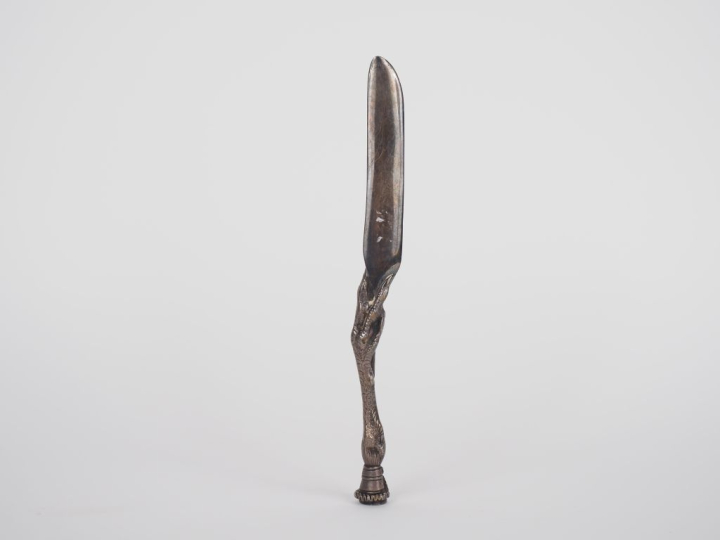 Ouvre-lettres en bronze argenté figurant une patte d'aigle. L. 24 cm.