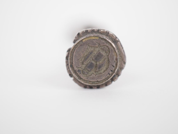 Ouvre-lettres en bronze argenté figurant une patte d'aigle. L. 24 cm.