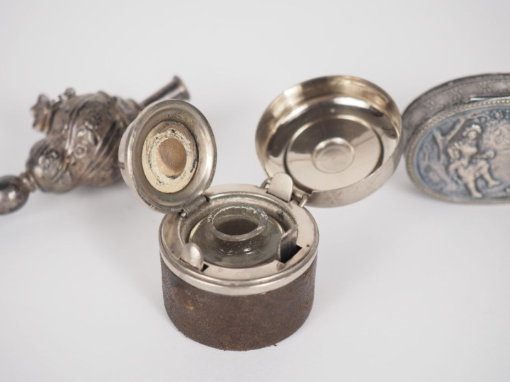 Boîte à pilules en argent à décor d'une scène galante. Dim. 2 x 5,5 x 