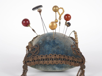 Vente aux enchères 9 différentes épingles à chapeau sur leur présentoir en forme de couss