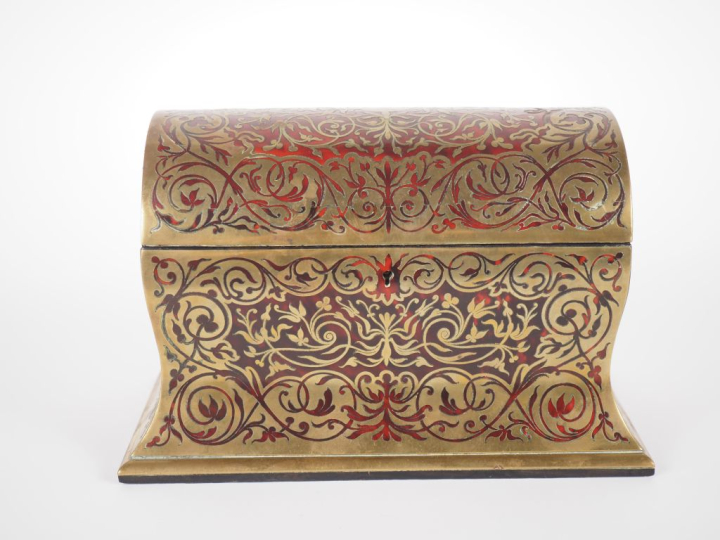 Coffret de style Louis XIV en marqueterie Boulle. Dim. 16 x 15 x 24 cm