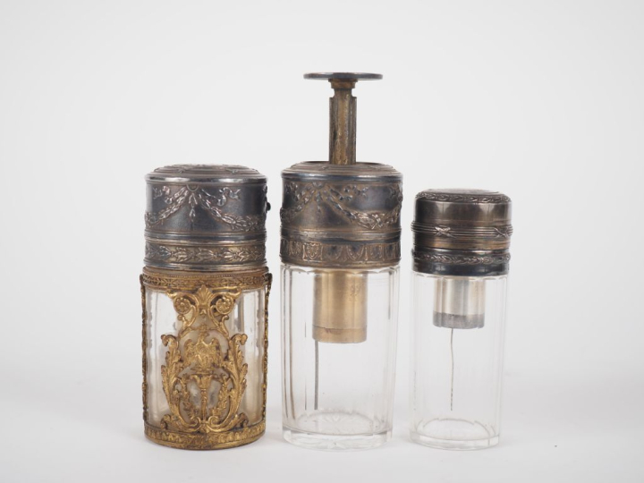 Trois différents vaporisateurs de style Louis XVI en verre ou cristal,