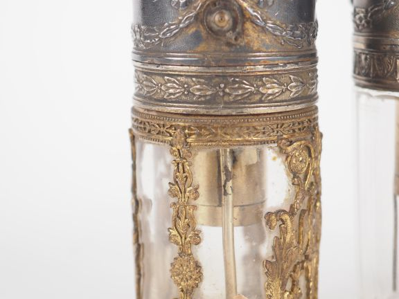 Trois différents vaporisateurs de style Louis XVI en verre ou cristal,