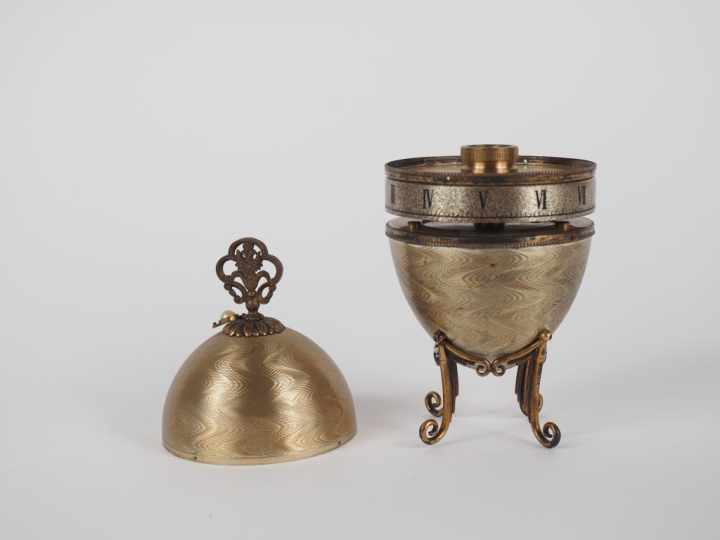 Pendulette de table anglaise en argent et métal en forme d'œuf, cadran